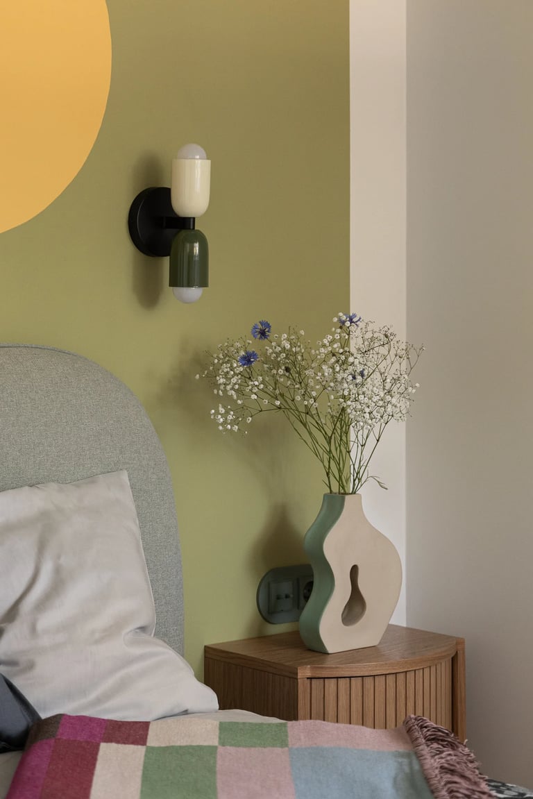 Sypialnia color blocking: fotografia wnętrz, szafka i gra światła.