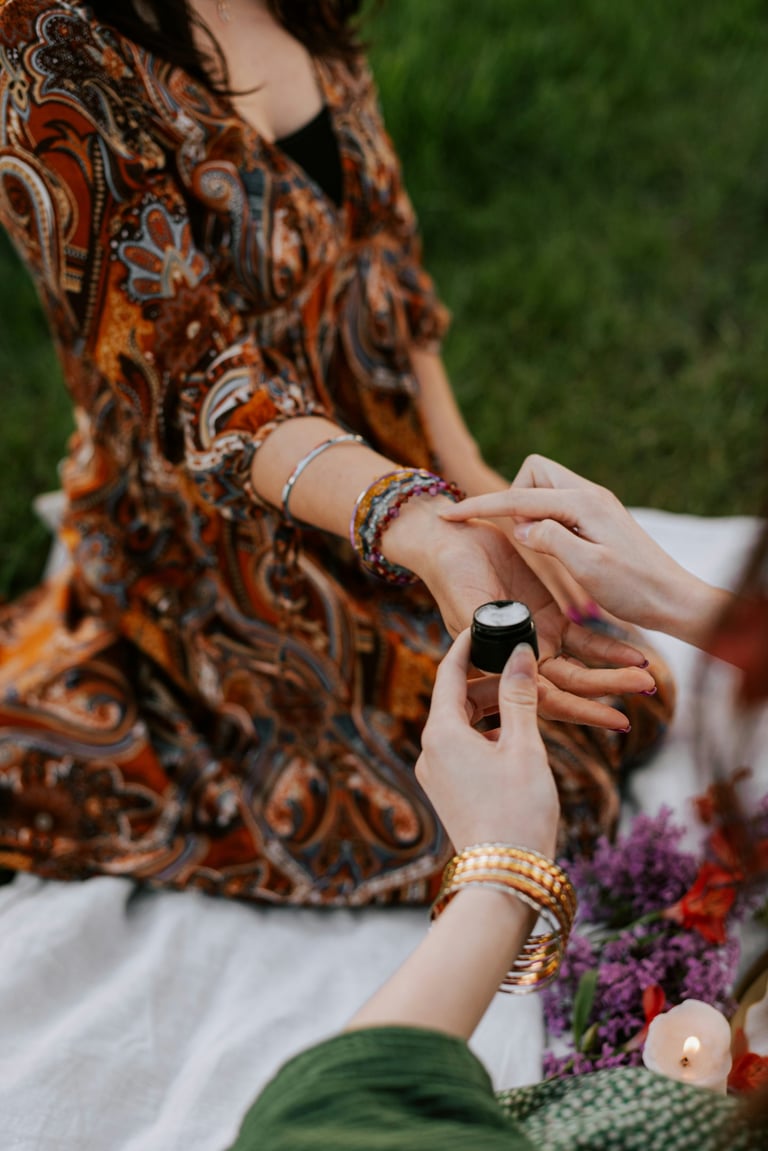 eine Frau berührt das Handgelenk einer anderen Frau