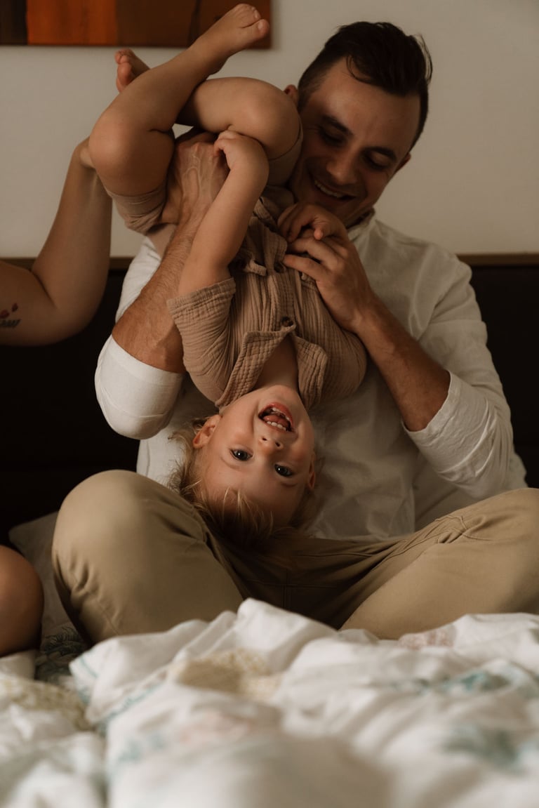 Familienfotoshooting Babyfotos Papa mit Kind im bett authentische natürliche Familienfotos Wiener Neustadt Fotograf Wien Soph