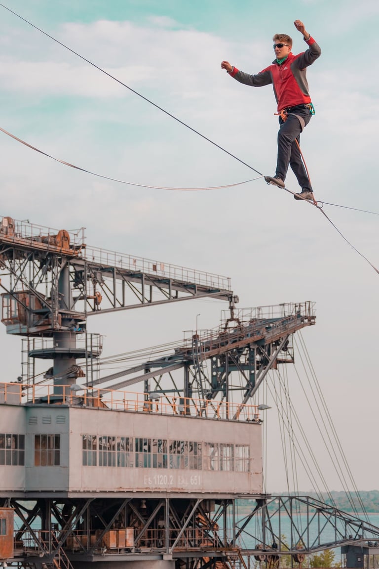 Ruben Langer Slackline Ferropolis Foto von Albrecht Voss