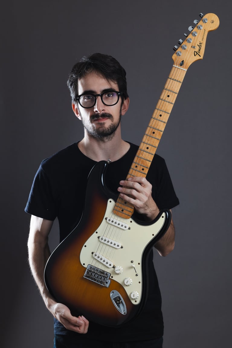 Felipe Chagas com guitarra. 