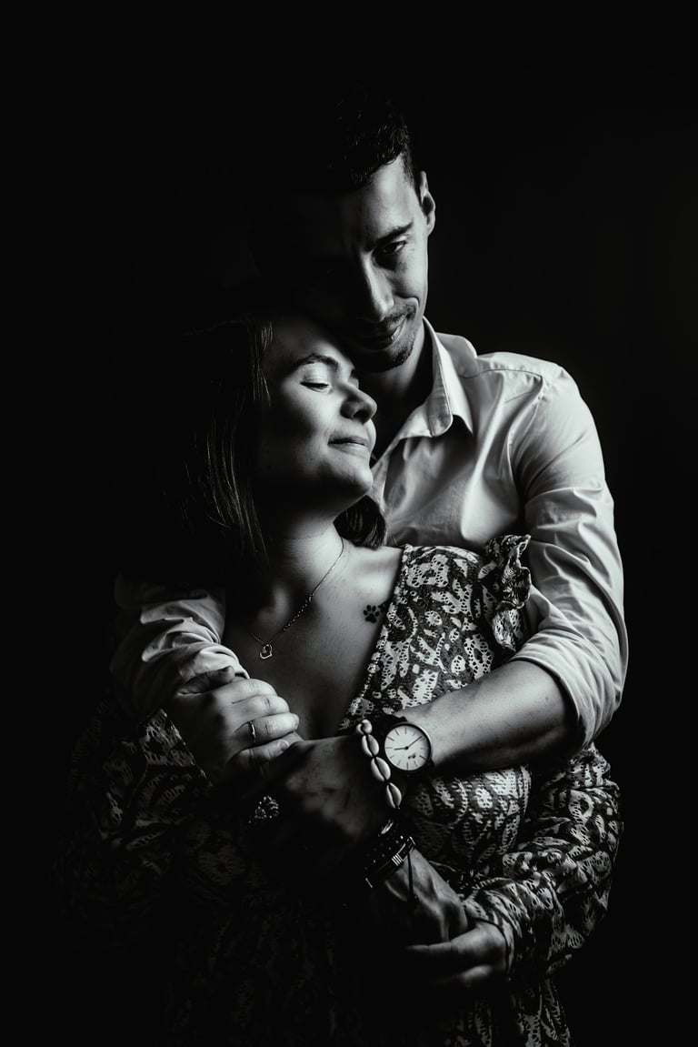 Portrait studio photo en noir et blanc et tout en ombre et lumière d'un couple par un photographe vidéaste basée en région pa