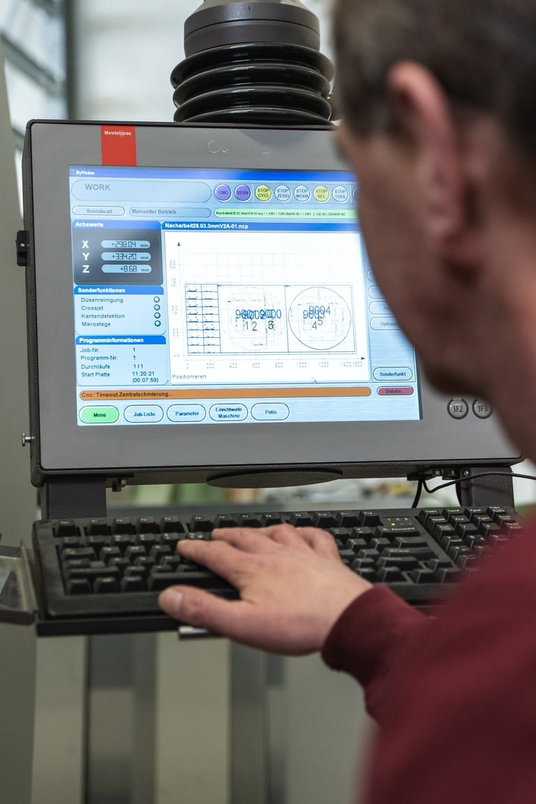 Produktionsmitarbeiter, der den Laser bedient