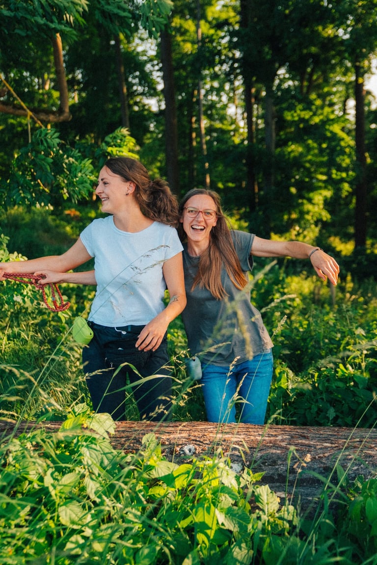 Gemeinsamer Moment im Wald mit Hund – Achtsamkeit und Teamarbeit bei Takoda