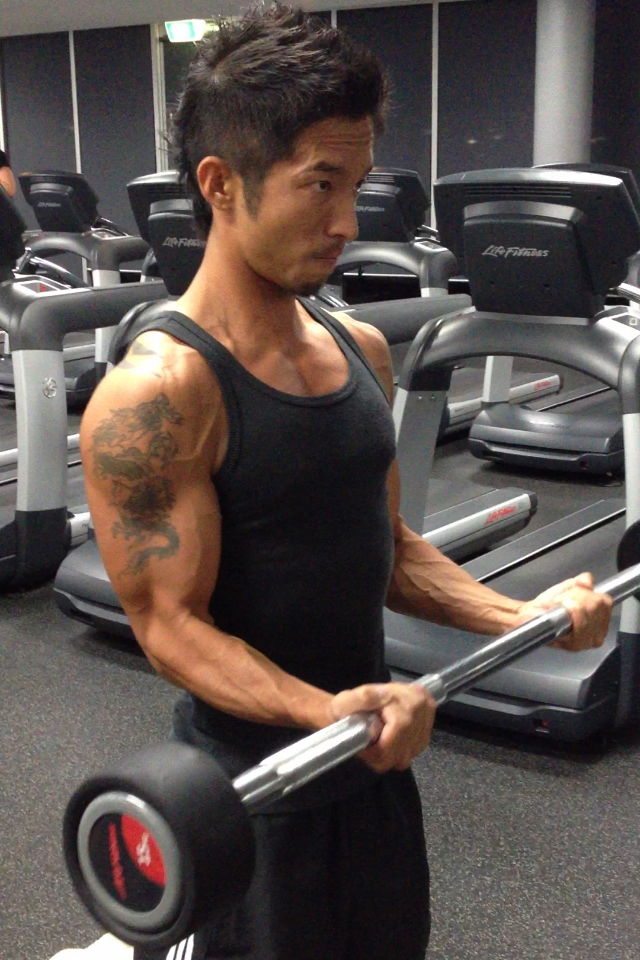 Sunny training his biceps.