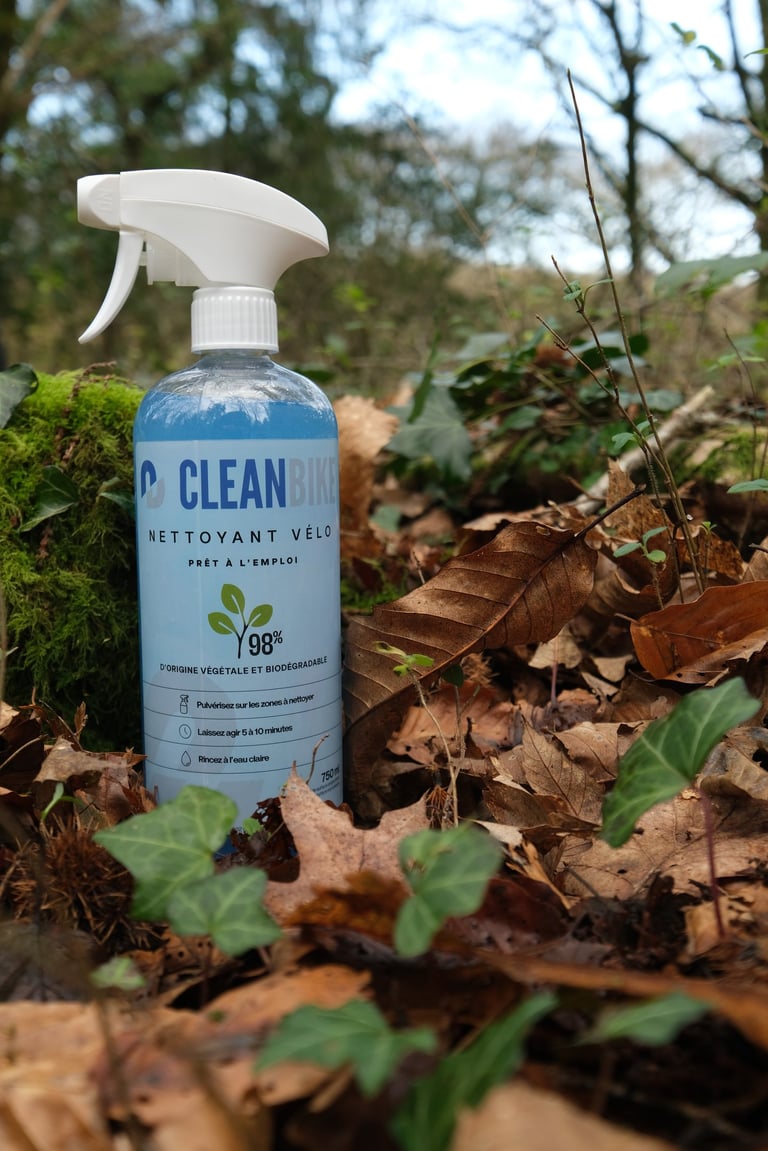 Nettoyant vélo CLEANBIKE écologique sur souche avec mousse naturelle en forêt