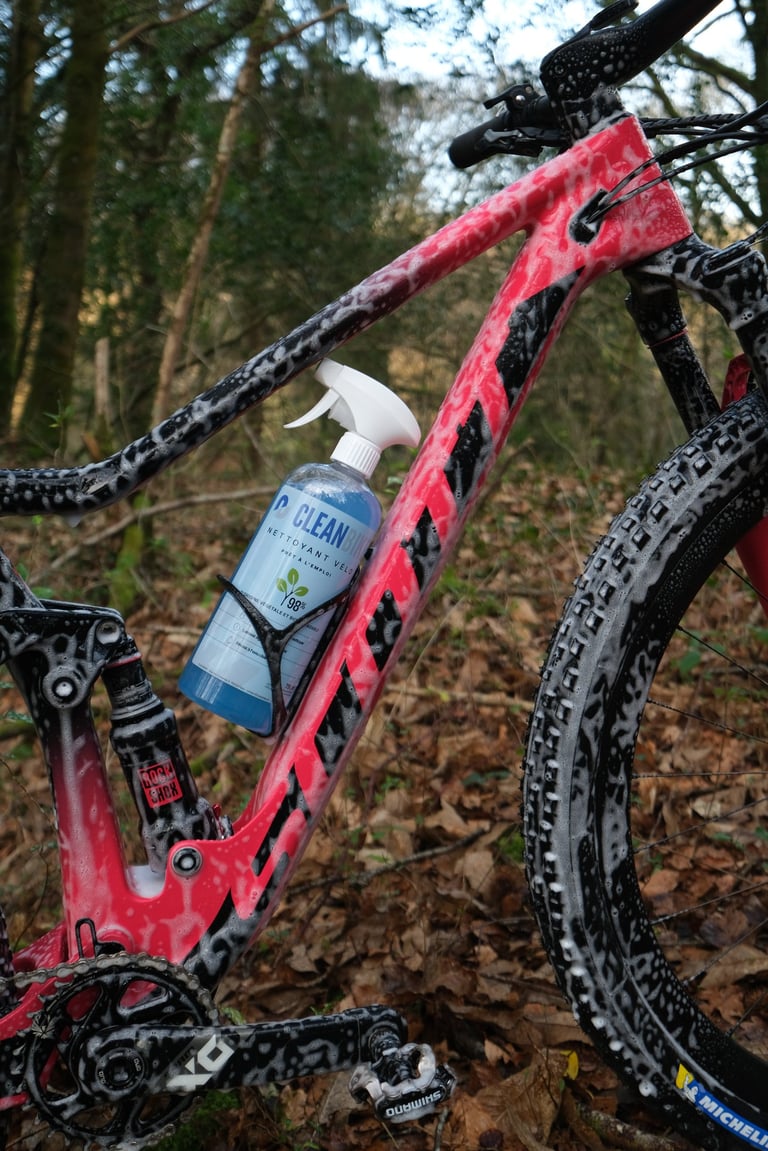 Nettoyant vélo écologique CLEANBIKE dans porte-bidon pendant entretien vélo