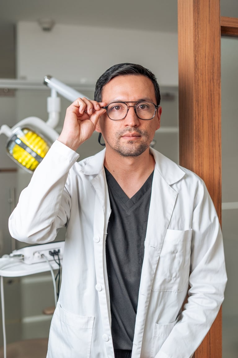 Doctor julio cesar chavez especialista en implantes dentales y exodoncia de cordales