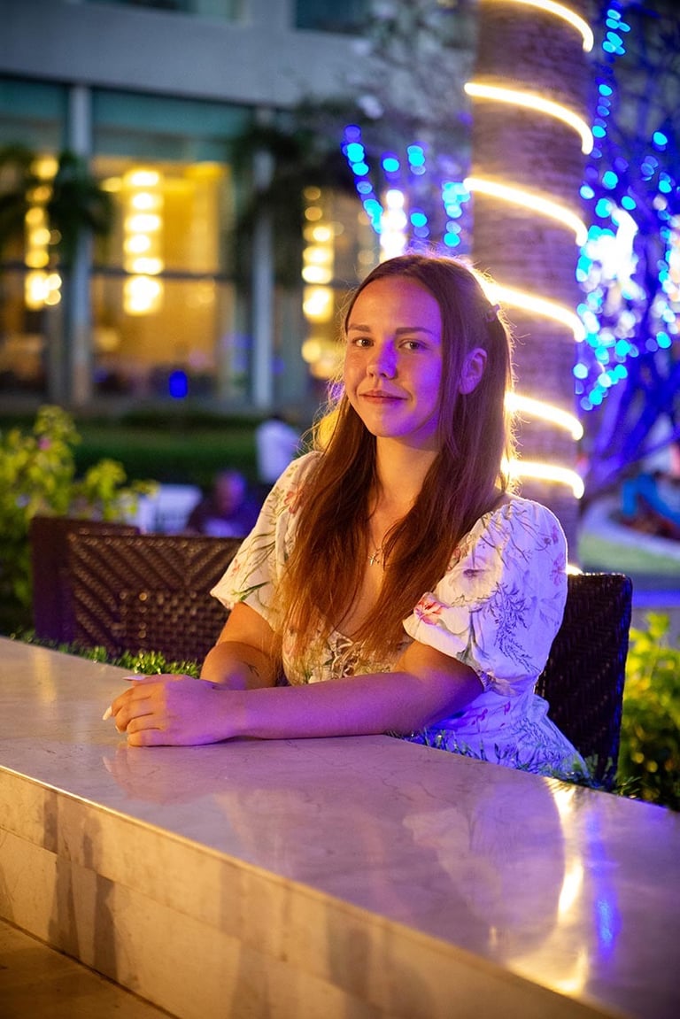 Девушка на баре Radisson Blu Resort Phu Quoc