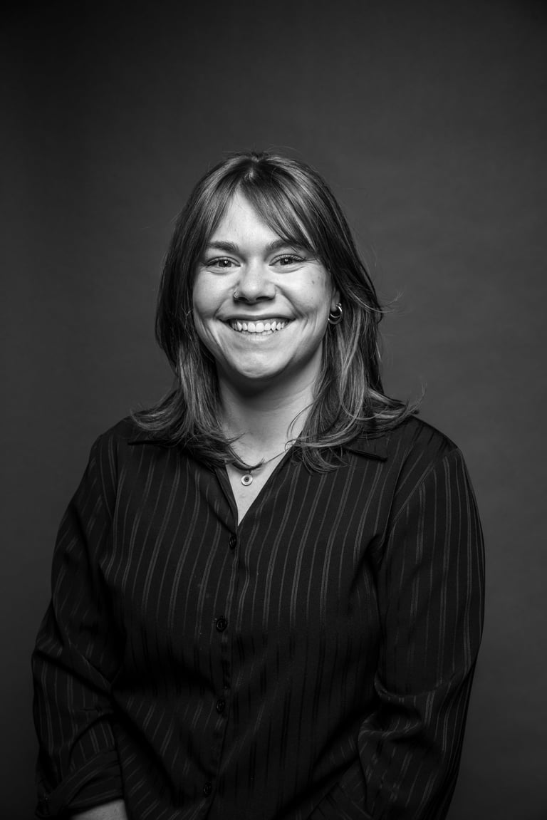 Lauriane, une artiste coiffeuse qui sourit en noir et blanc