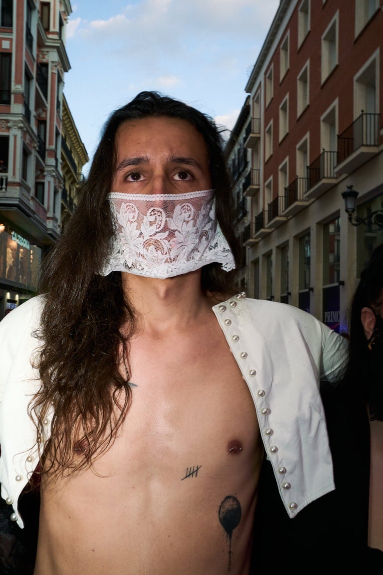 Performance VIA de Pedro Romero (@theromeroproject), acción performativa nocturna en espacio urbano