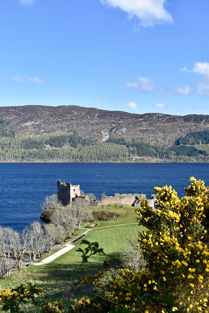 Château d'Urquhart vue du haut avec le Loch Ness en contrebas