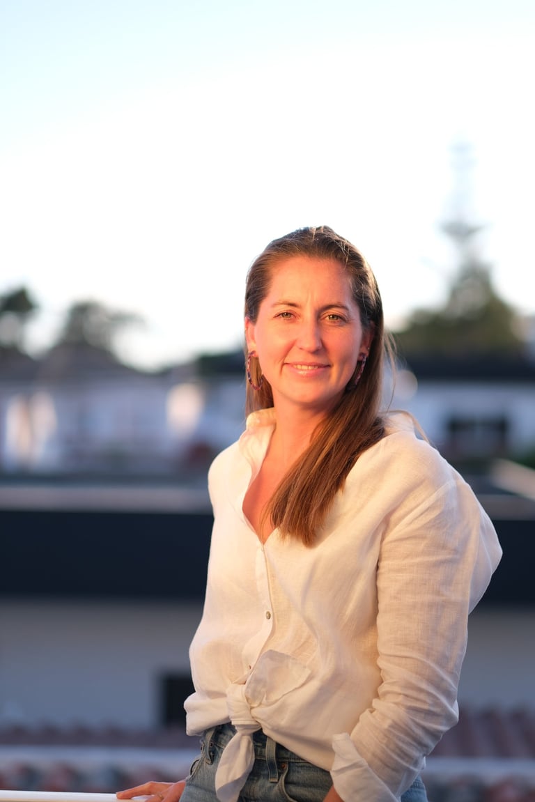 Photo d’Aliénor Crépin, fondatrice de HOJE STUDIO, une agence de design d’intérieur.