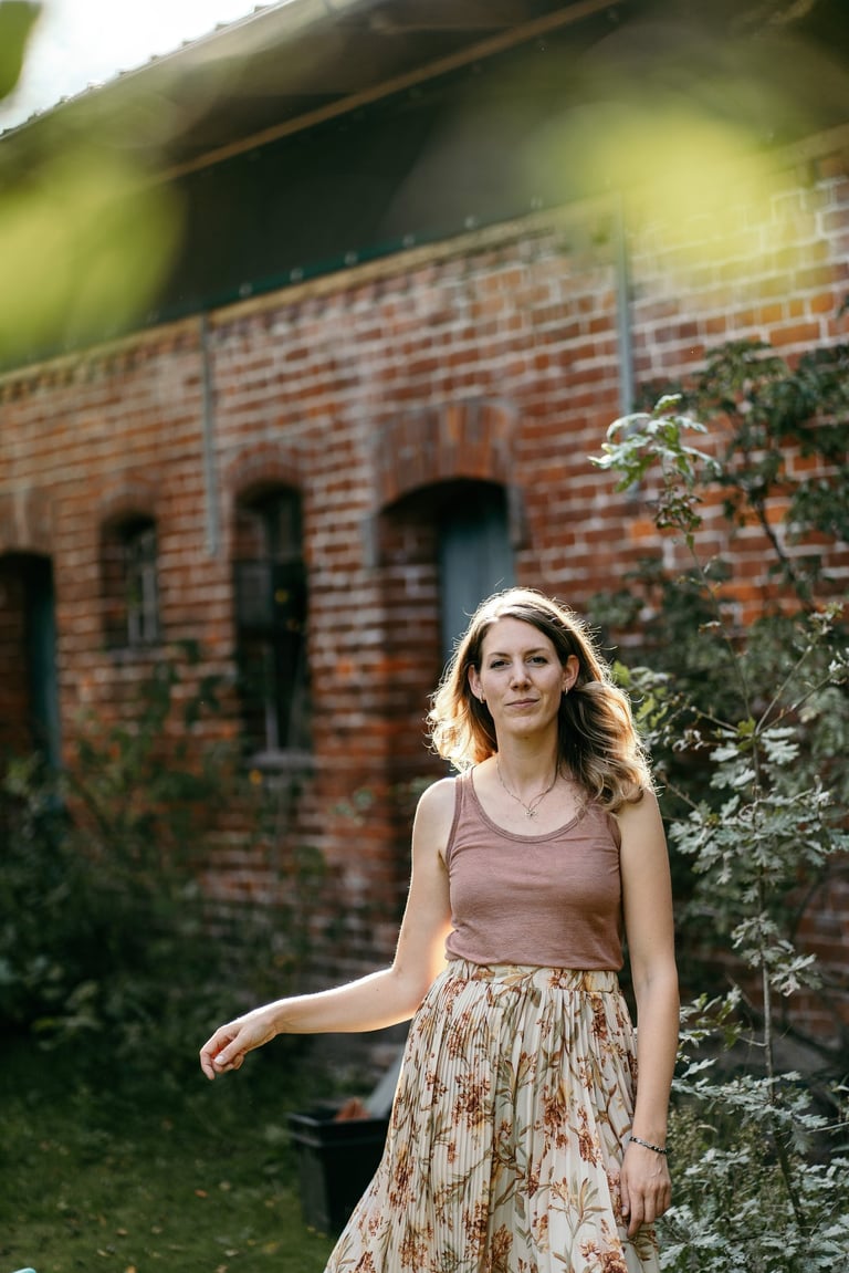 Wellnessbotschafterin mit ätherischen Ölen in der Natur – selbstbestimmtes Arbeiten im Einklang mit 