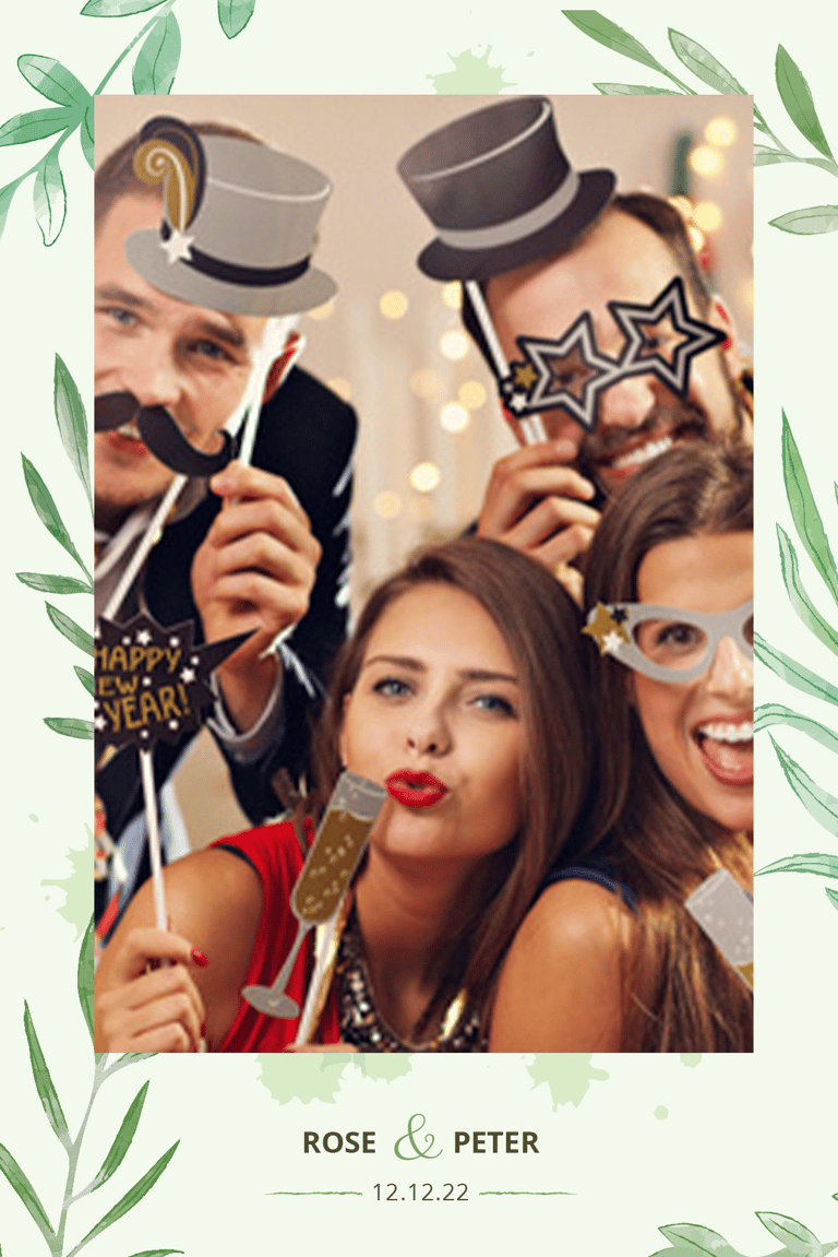 Templates Personnalisables proposés par Pixtoevent Avec invités s'amusant devant le photobooth