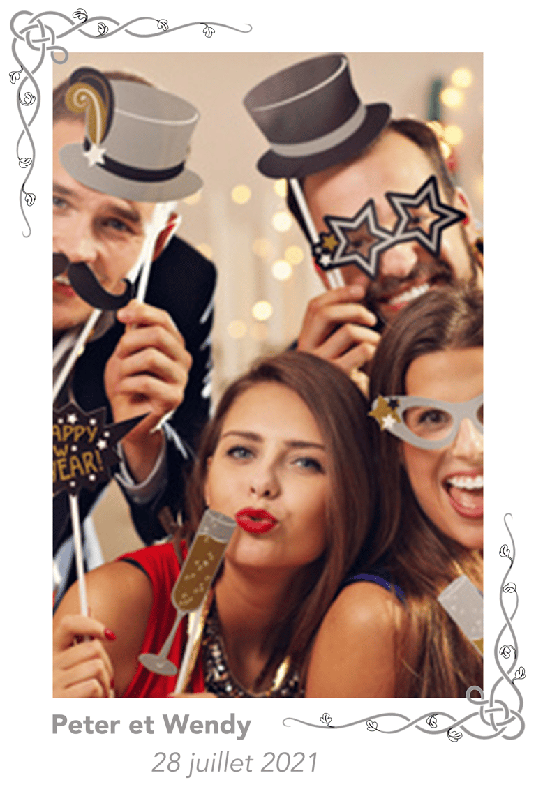 Templates Personnalisables proposés par Pixtoevent Avec invités s'amusant devant le photobooth
