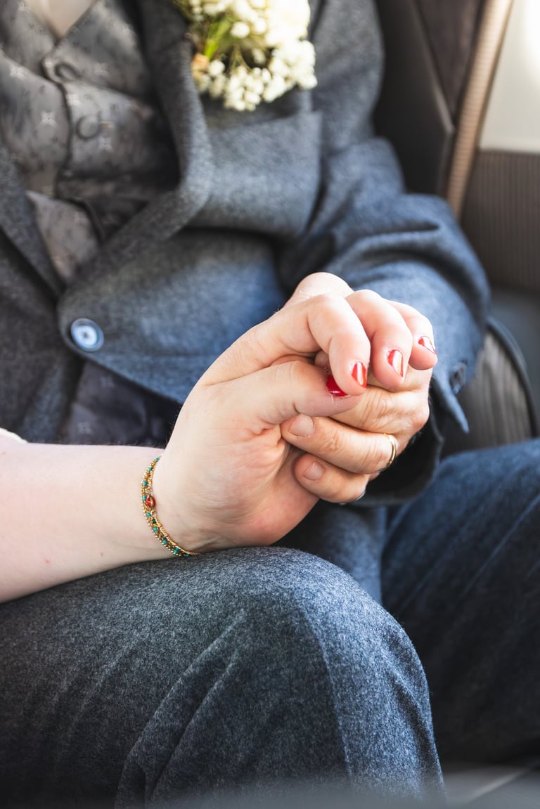 Mains de mariés en voiture Paris 9e, par Carine Lebrun Photographe