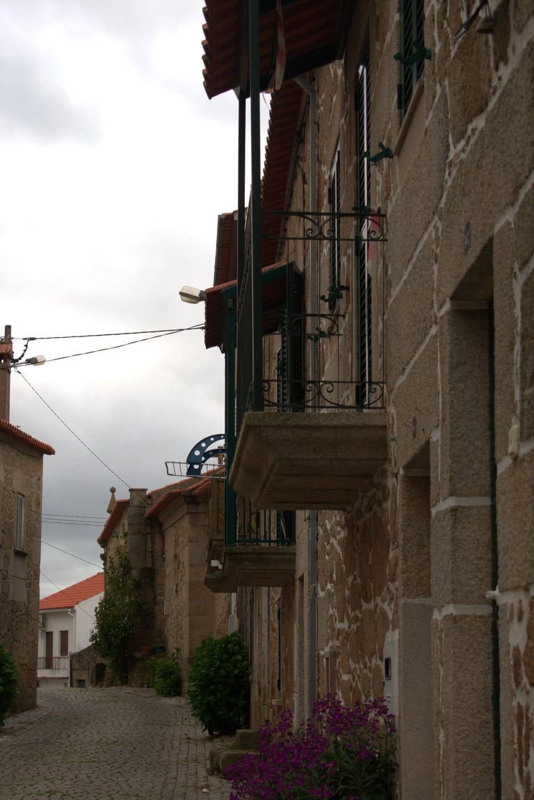 Typisch Portugees dorps straatje met bloemen en balkon