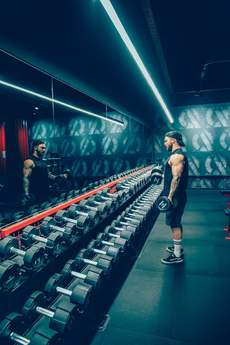 Moi en debardeur "harley davidson" en pleine séance bras