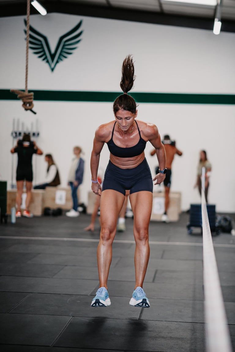 Jeune femme pratiquant de l'hyrox à Pau chez Valkaia