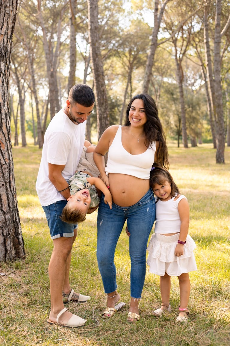 Sessió de fotos familiar a Girona amb una família feliç en un entorn natural exterior