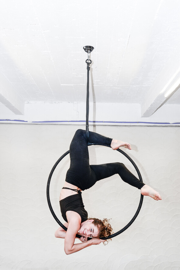 Vrouw beoefent aerial hoop bij De Polecats Fabriek in Gent
