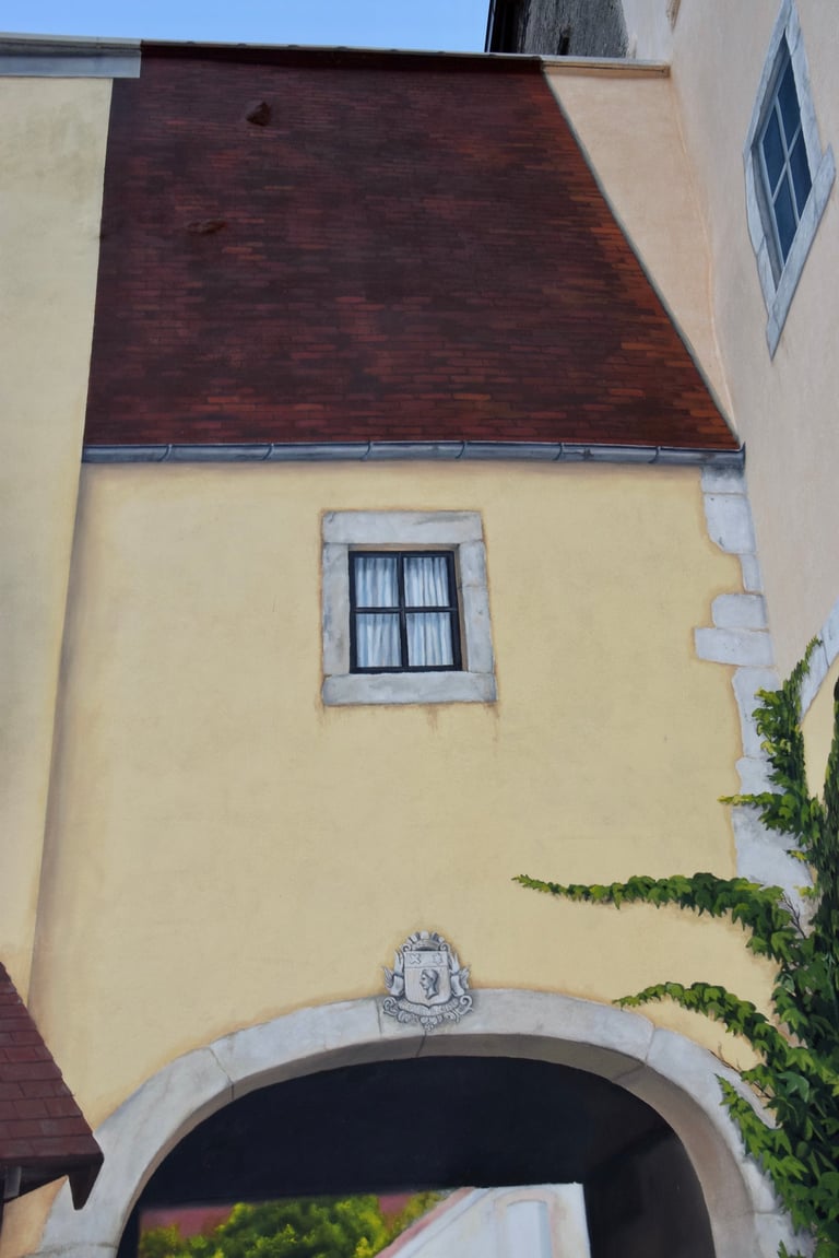 Détails de façades peintes en trompe-l'oeil: lucarne, porche et lierre, Jura 39.