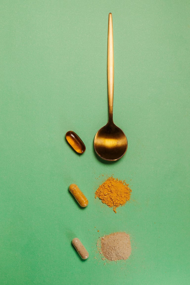 une cuillère avec trois pillules