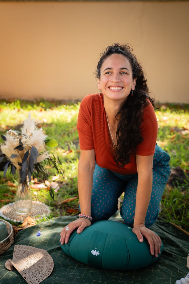 Maïa Durozier Doula, lors de la facilitation d'un Mama Blessing - Crédit photo : Charlotte Moulin