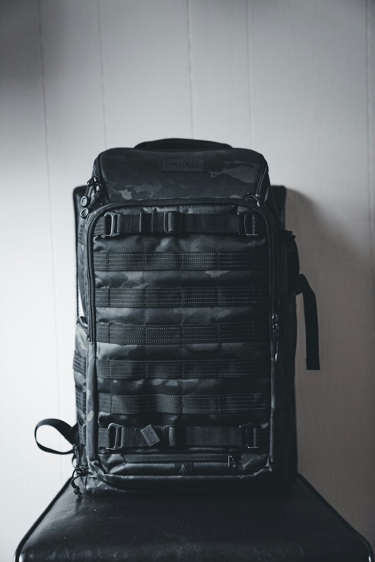 Mochila EDC tática compacta com compartimentos organizados para uso urbano e outdoor