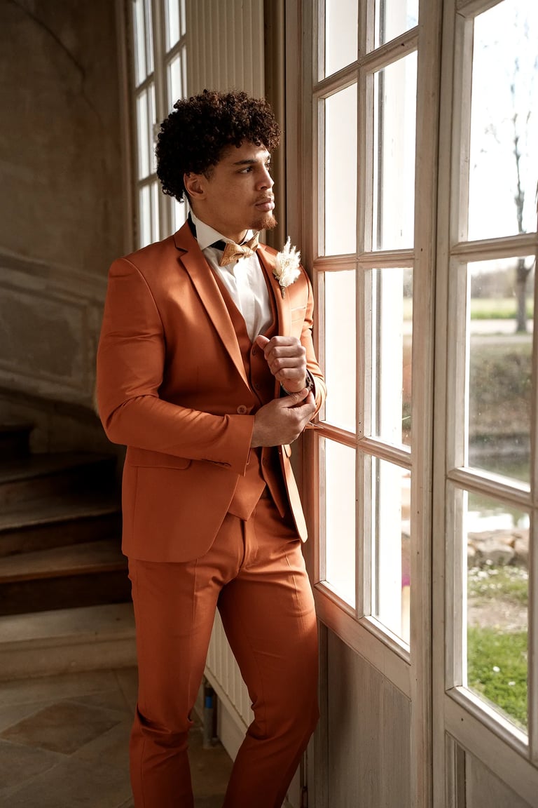 raphael monny dans un costume de marié