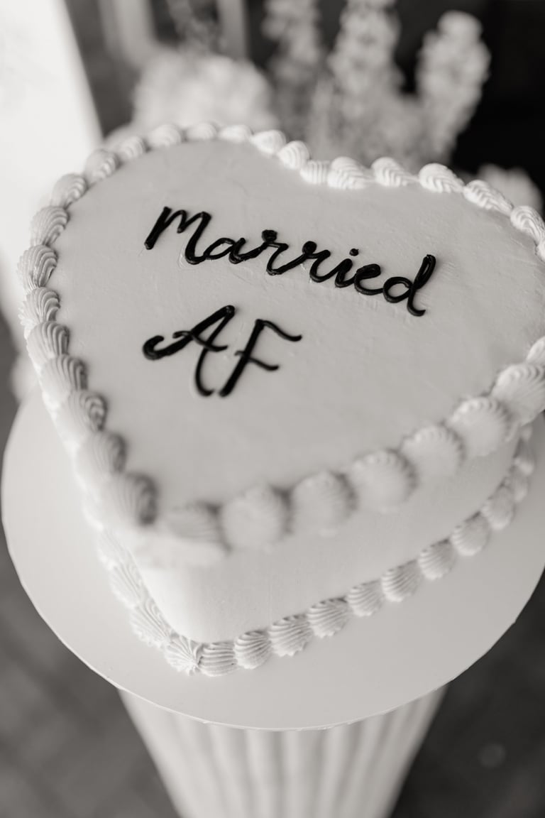 a wedding cake that says married af