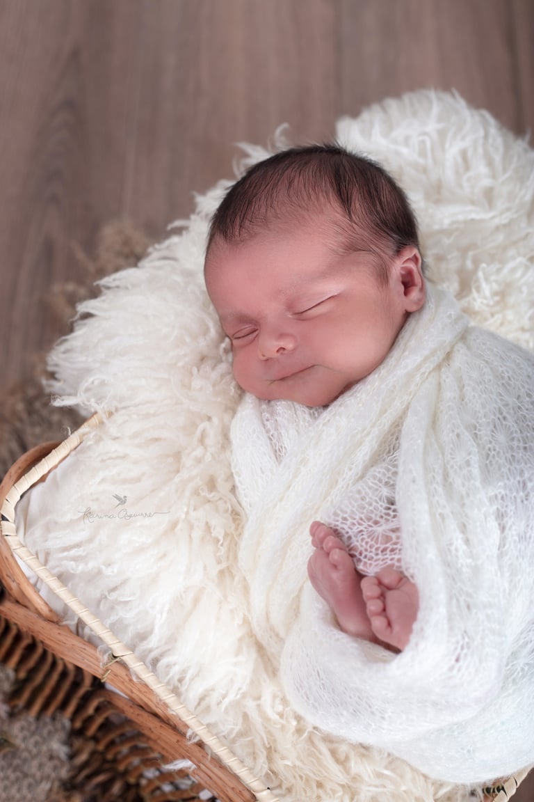 un bebé recién nacido dormido en una cobija de lana