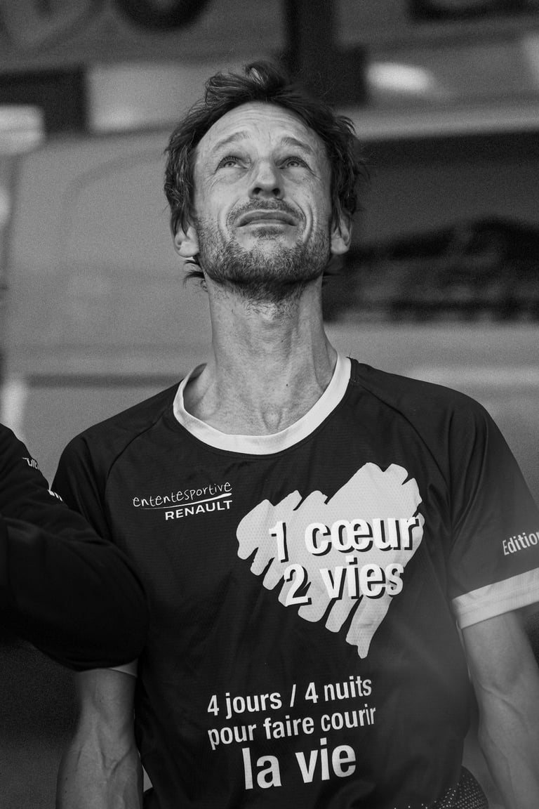 photo sportive course du coeur, un homme pleure