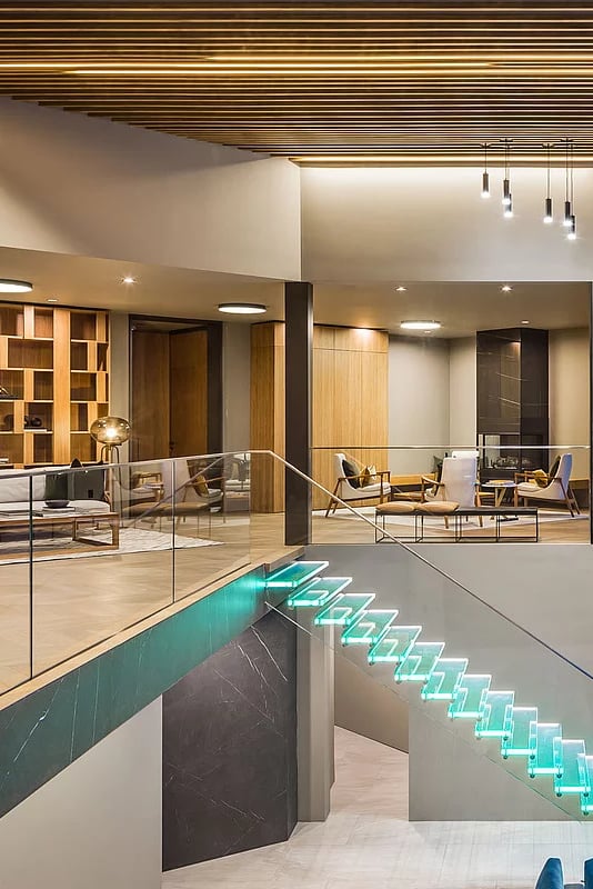 Moderno stakleno stepenište i staklena ograda stepeništa i podesta u vili