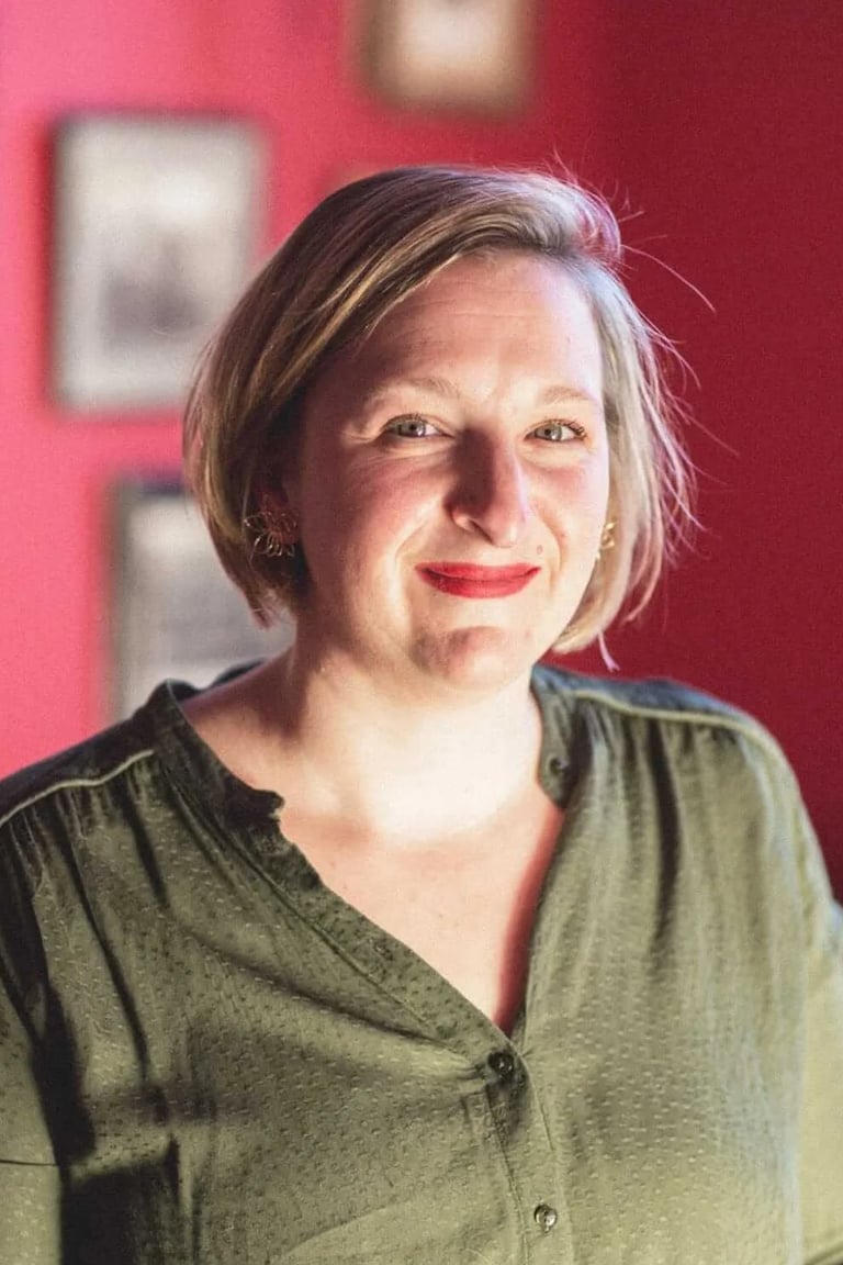 Photo en couleurs de l'auteure Anne-Sophie Loriot.