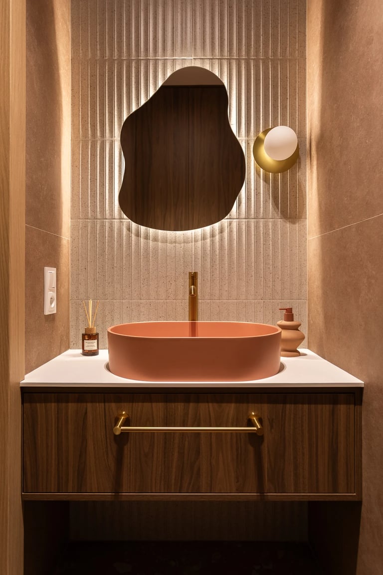 Fotografia łazienki: symetryczny kadr z różową umywalką i lustrem.