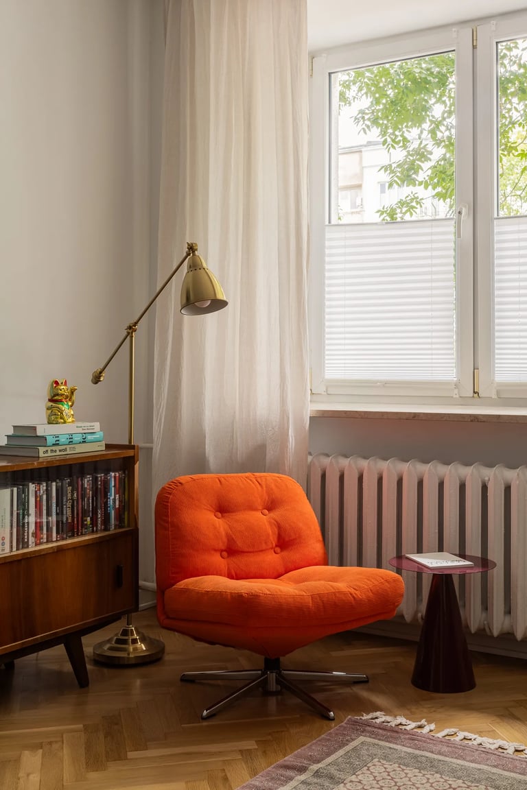 Klimatyczna sesja wnętrza: strefa relaksu z meblami vintage.