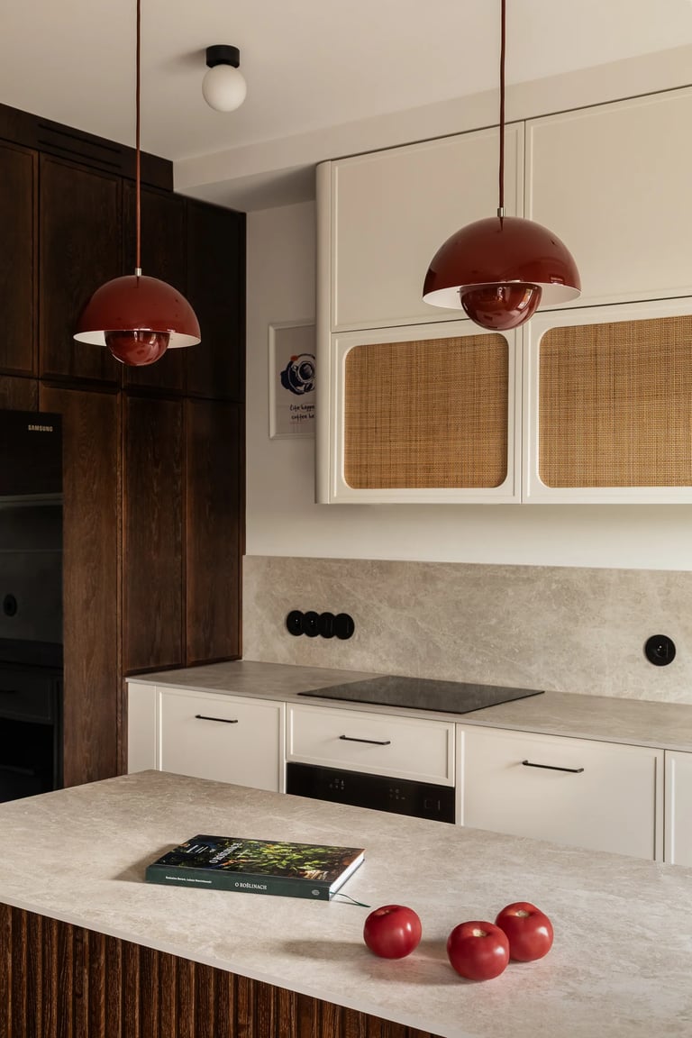 Kadr pod kątem: kuchnia Japandi, wyspa i czerwone akcenty.