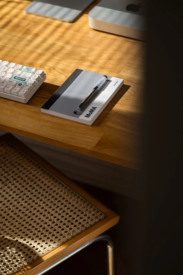 Stylizacja do sesji: kompozycja flatlay na drewnianym biurku.