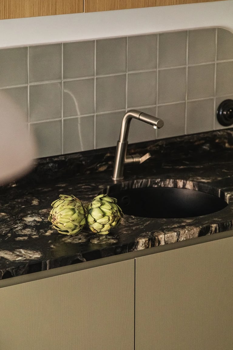 Sesja wnętrzarska: szałwiowa kuchnia z kamiennym blatem. Zdjęcia detali dla projektantów.