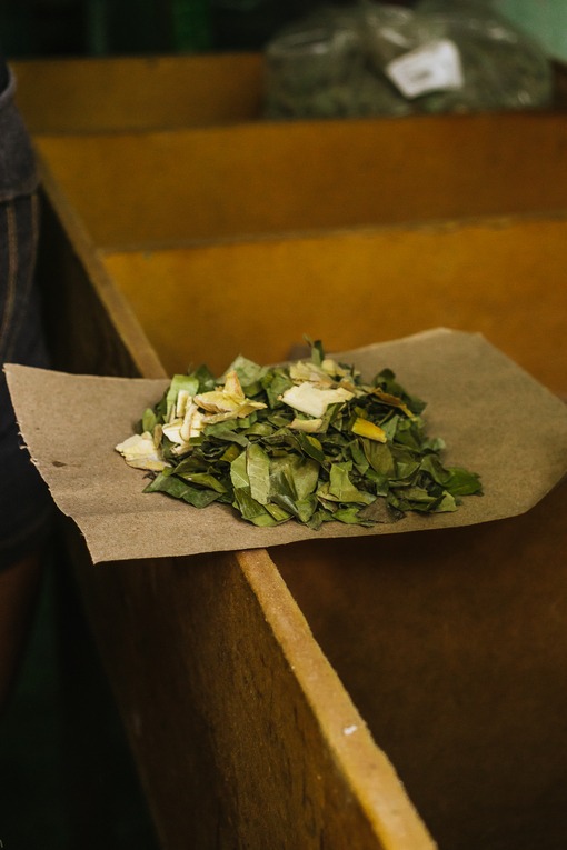 hojas de plantas medicinales secas sobre un papel cafe