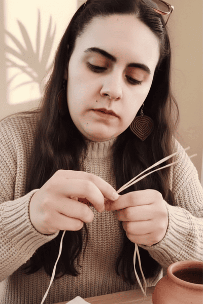 Tessy LR, creadora de la marca kaalm mx, tejiendo con la tecnica macrame