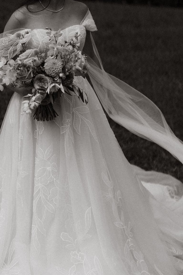 natürliche Hochzeitsfotos von Sophie Sara Fotografie - authantischer Hochzeitsfotograf in Wiener Neustadt - brautpaar bewegt