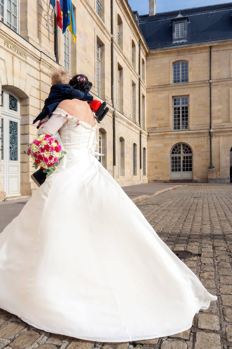 Photographe de mariage capturant des instants emouvants et authentiques lors d'une ceremonie