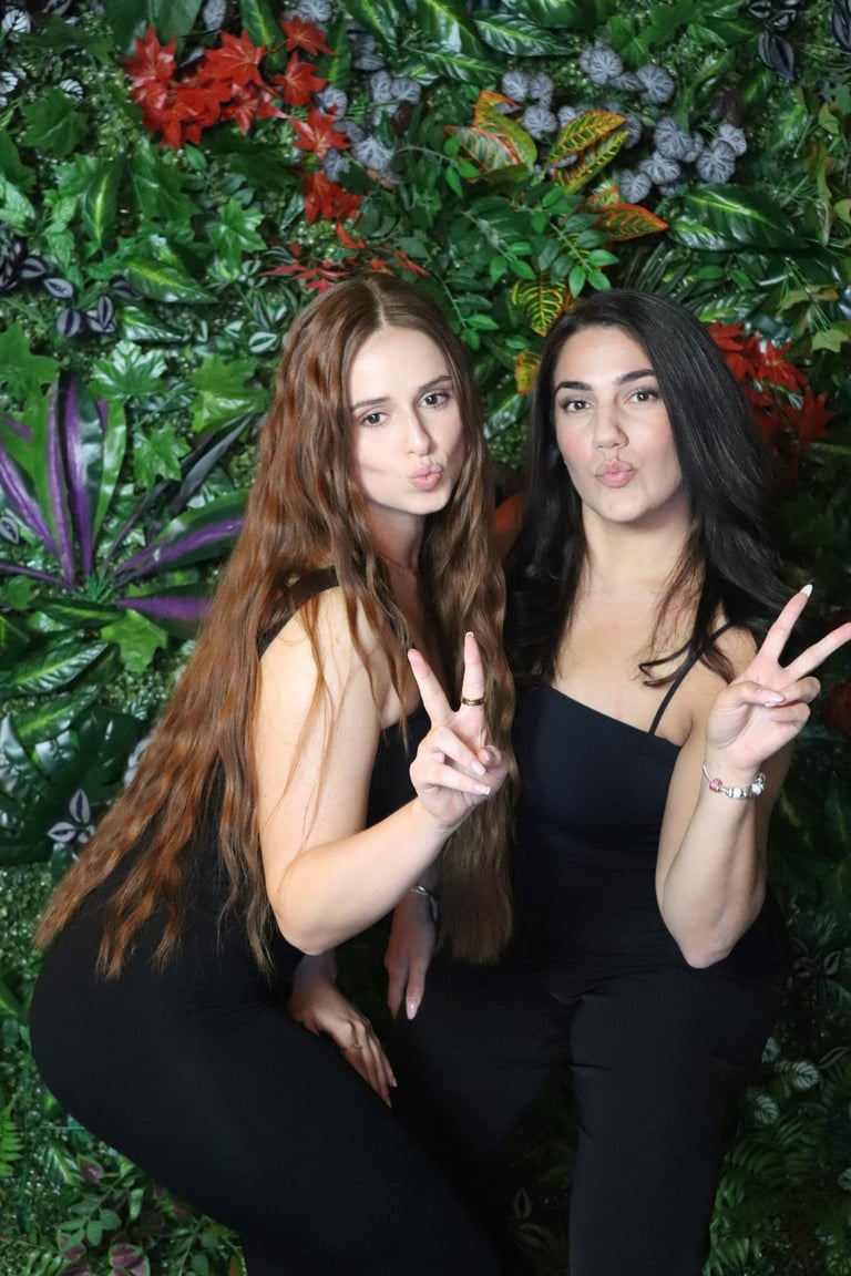 zwei Frauen gehen auf einer Geburtstagsparty in Pose und haben mit der Fotobox in Stuttgart Spaß