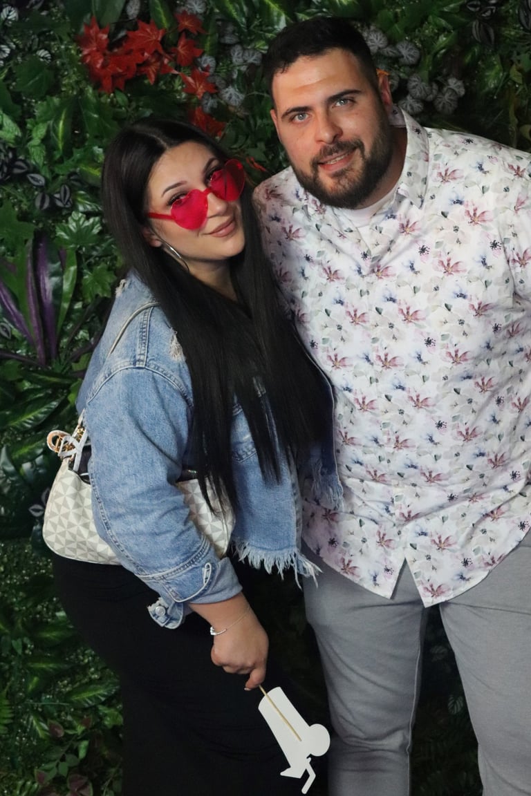 Ein Mann und eine Frau bedienen die Spiegel Fotobox zur Miete auf einem Geburtstag in Heilbronn