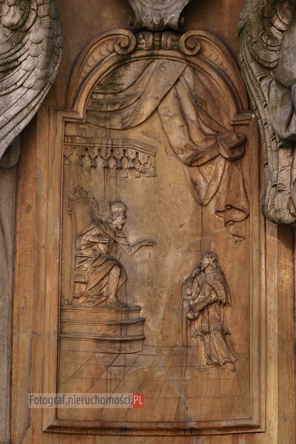 Trzecia scena to moment przesłuchania Nepomucena przez króla Wacława..