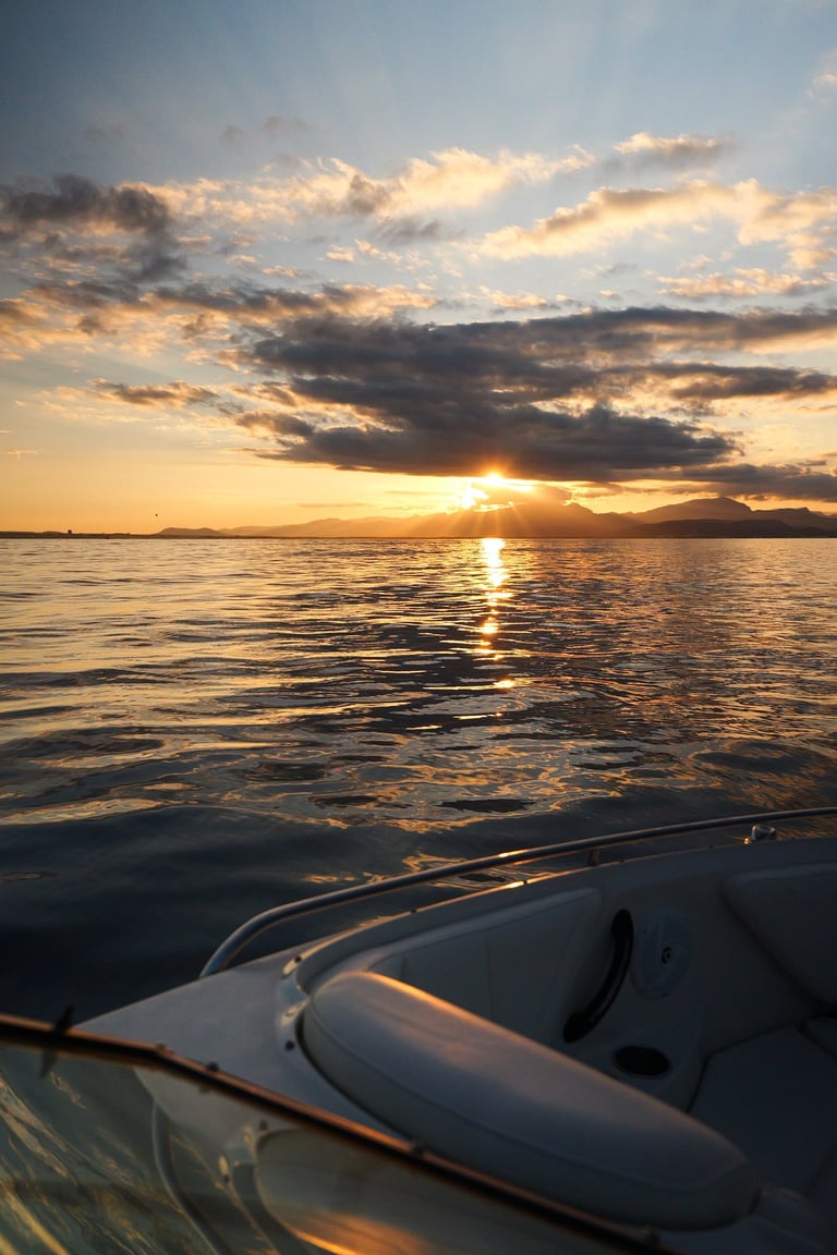 Sonnenuntergang vom boot im hafen von Alcudia wÄhrend einer privaten Bootstour