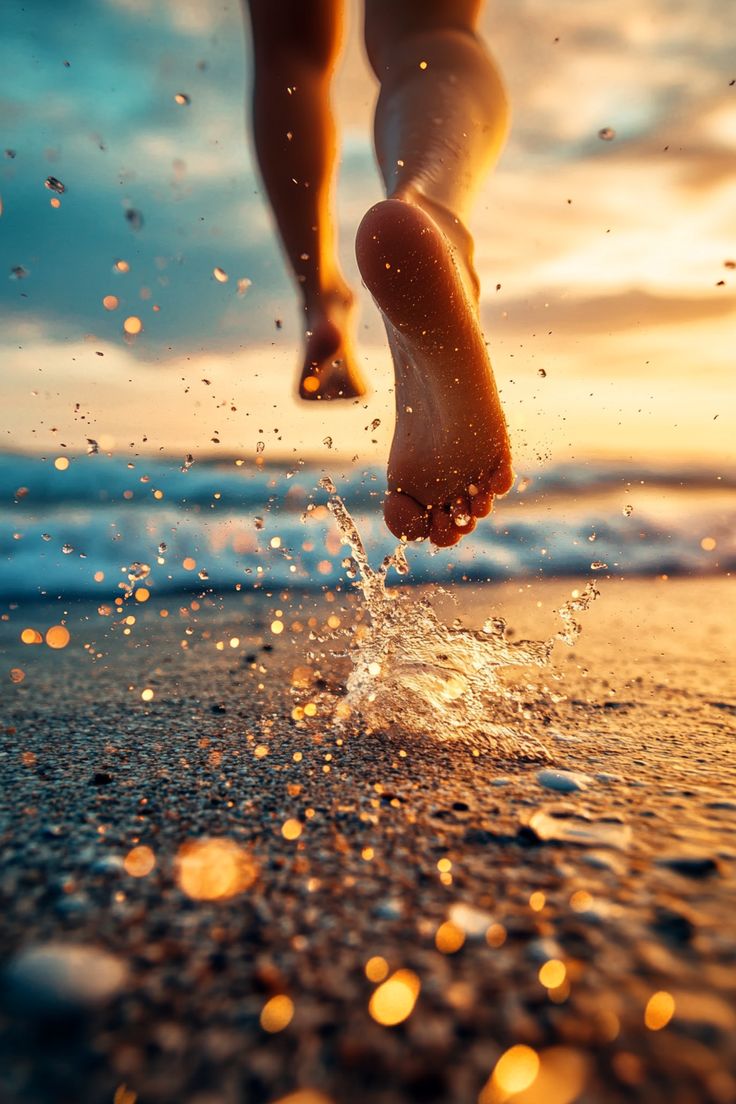 Personne courant sur une plage au bord de la mer, évoquant le mouvement et la liberté personnelle